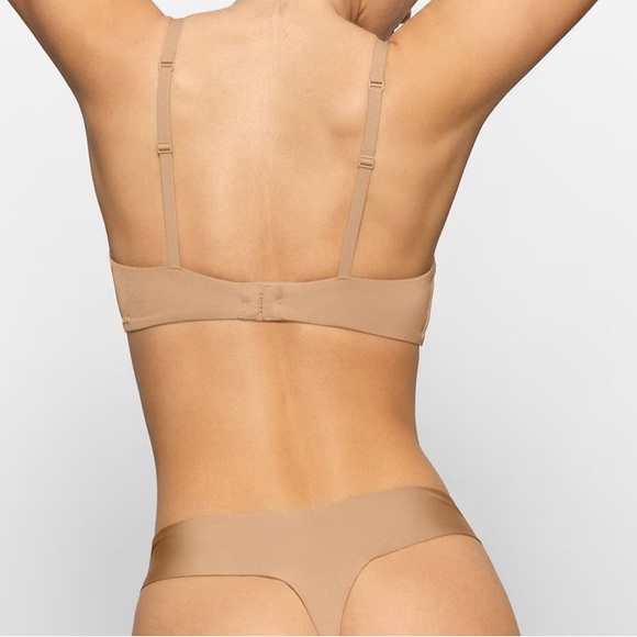 SKIMS Wireless T-Shirts Demi Bra - Picture 3 of 7